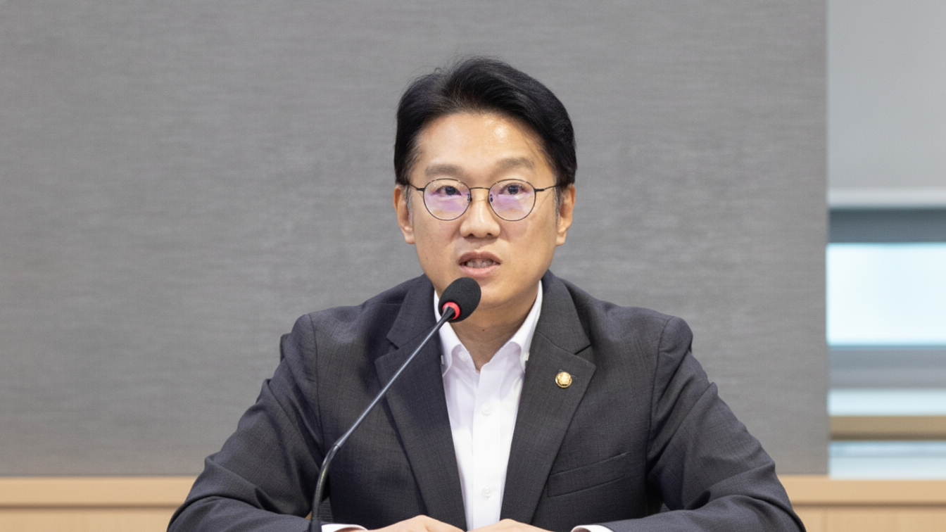 마이크 앞에서 인사말을 하는 김남준 더불어민주당 의원