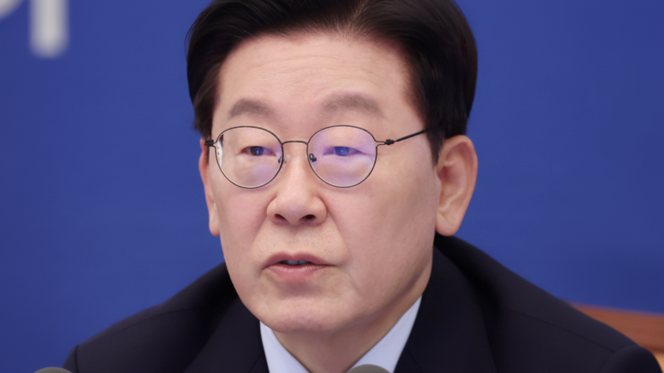 마이크 앞에서 발언하는 이재명 대통령