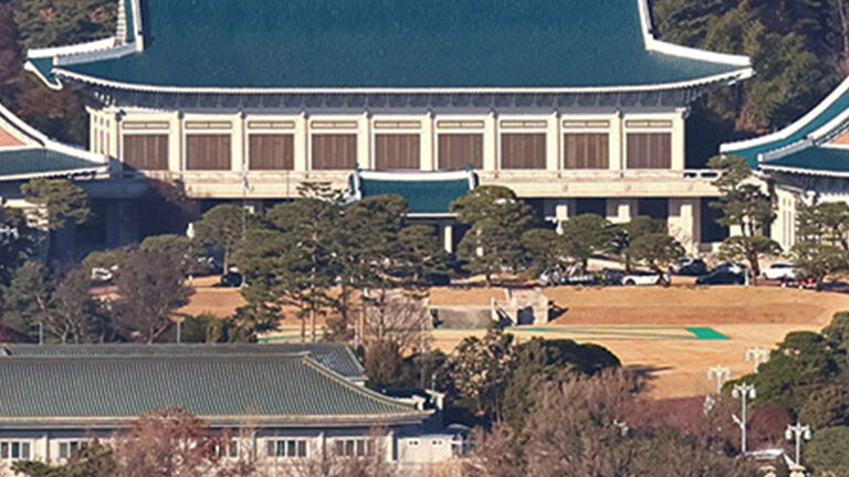 The blue-tiled Cheong Wa Dae building and surrounding trees.