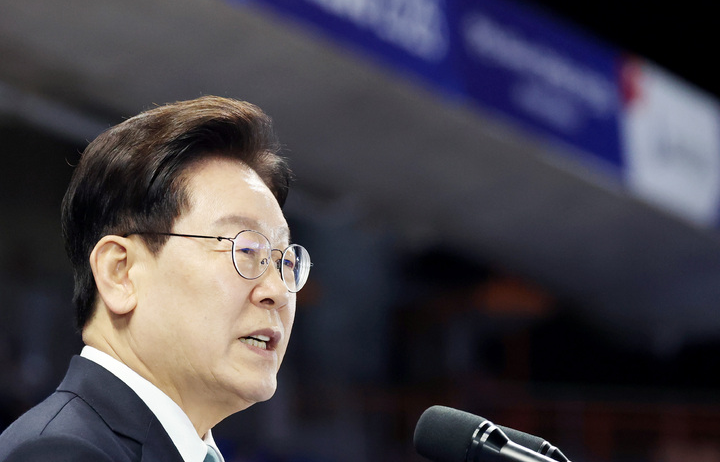 마이크 앞에서 연설하는 이재명 대통령