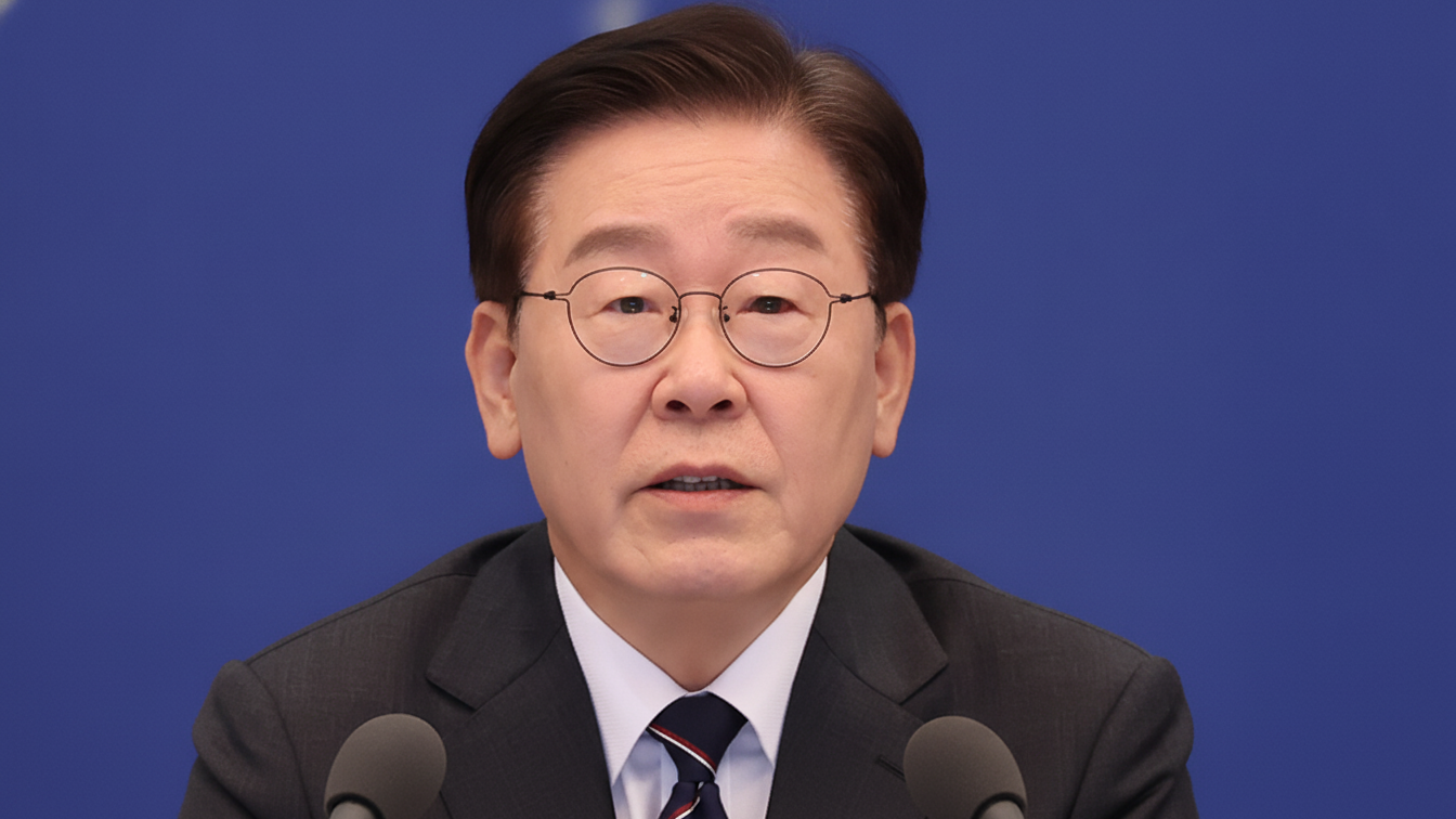 두 개의 마이크 앞에서 발언하는 이재명 대통령