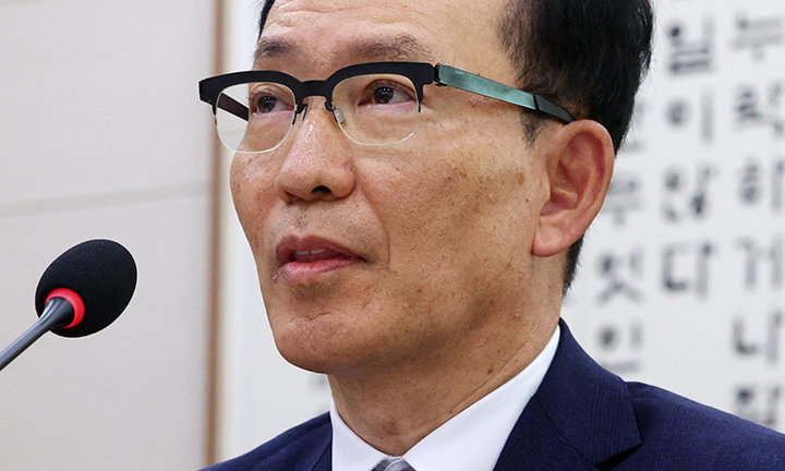 마이크 앞에서 답변하는 김대웅 서울고등법원장
