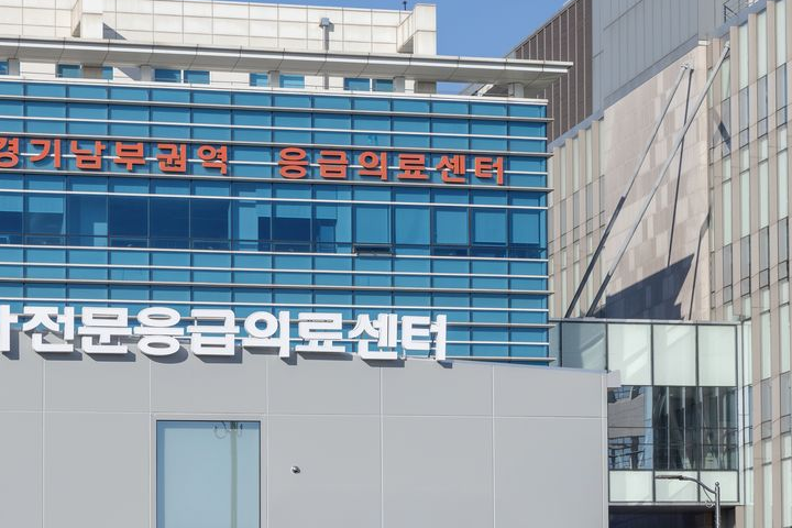 Signs for the Gyeonggi Southern Regional Emergency Medical Center and the Specialized Pediatric Emergency Medical Center on the exterior of a building at Ajou University Hospital