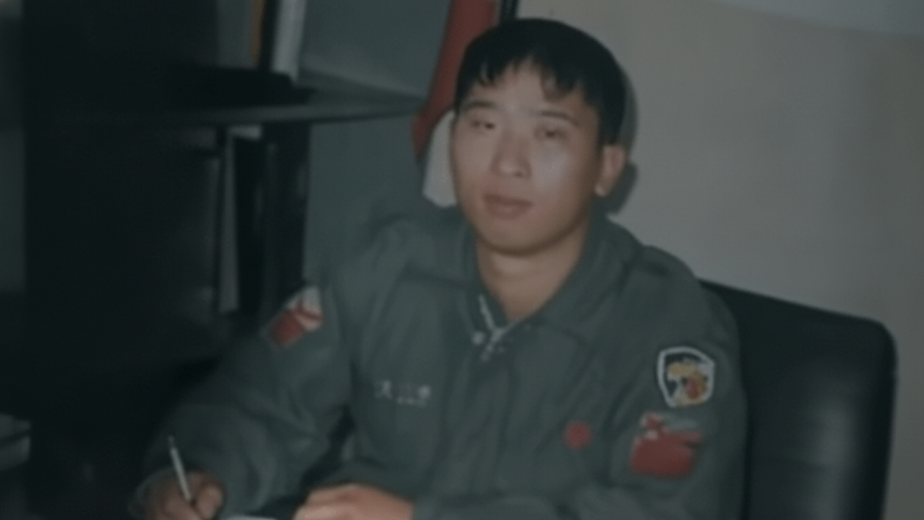 군복 차림으로 책상 앞에 앉아 있는 고 염순덕 상사