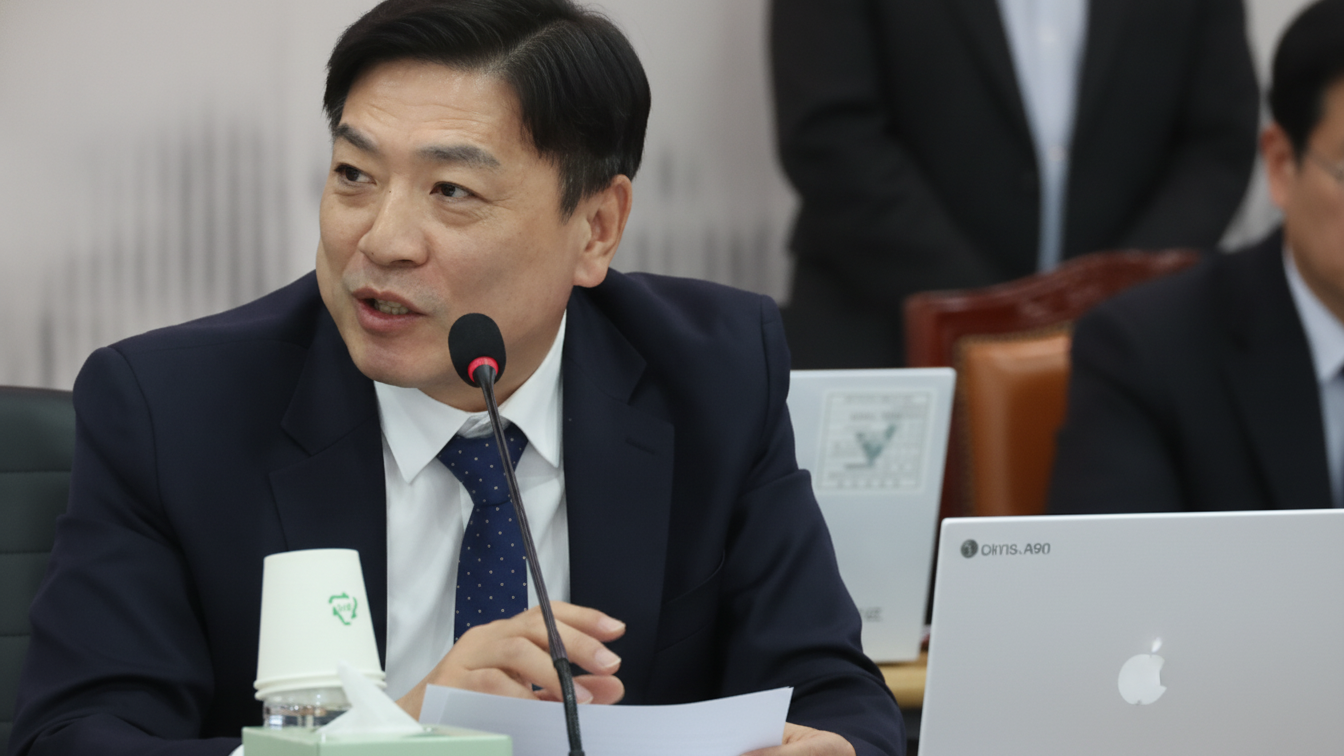 자료를 들고 마이크 앞에서 발언하는 부승찬 의원