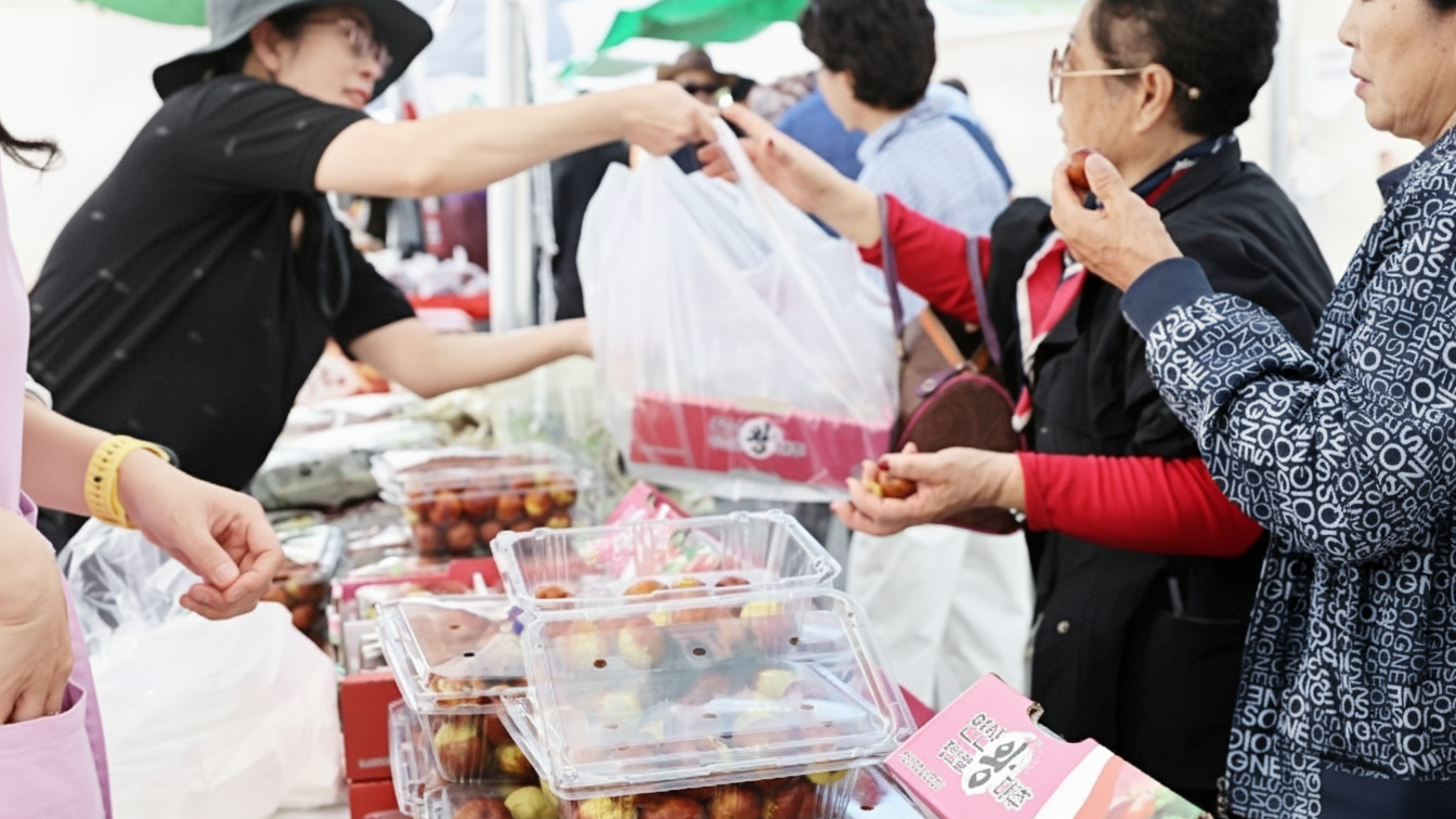연산대추문화축제 대추판매장에서 봉지를 주고받는 상인과 방문객
