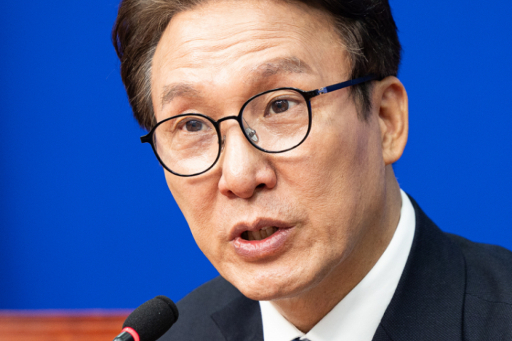 마이크 앞에서 발언하는 김민석 더불어민주당 대표.
