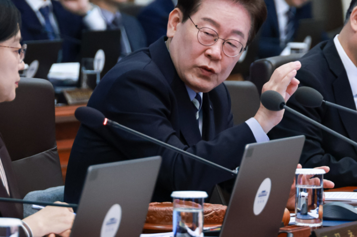 국무회의에서 손짓하며 발언하는 이재명 대통령과 주변 참석자들