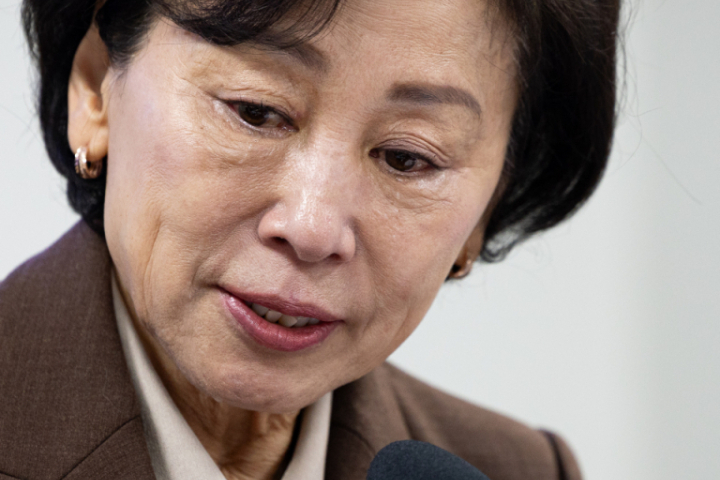 마이크 앞에서 발언하는 남인순 국회부의장의 얼굴을 가까이 담은 사진